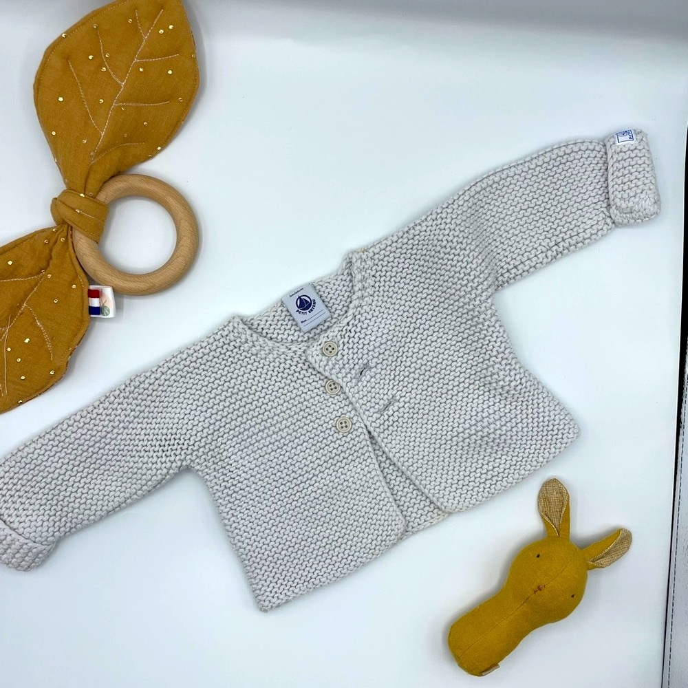 Cardigan in light grey from Petit Bateau. Excellent condition.